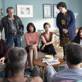 Režisér a scenárista Philippe de Chauveron natočil všechny tři díly série Co jsme komu... Protože se mu před kamerou měla sejít hezká řádka herců, scénář začal psát, až když si všichni našli místo v diářích.