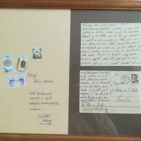 V představení se Macháček alternoval s Jiřím Suchým. Přáli byste si dopis vidět v detailu? Přejděte na další fotku.