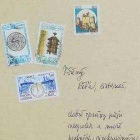 Jiří Suchý nezapomněl Petru Macháčkovi popřát hodně zdaru a co nejvíce cizokrajných známek do sbírky.