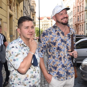 Kosmetik Petr Pity Krejczy, který se proslavil v realityshow VyVolení, žije s partnerem, kadeřníkem Vítkem Romancem. Společně si pořídili pejska Kelvina.