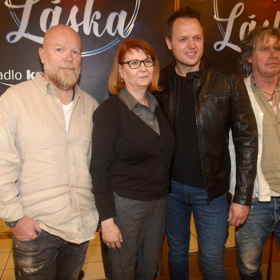 Ředitel divadla Michal Kocourek (vlevo) pózuje se spisovatelkou Uljanou Donátovou.