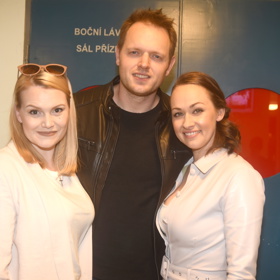 Muzikálový zpěvák Jan Kříž se netypicky představí v roli režiséra celého představení. Na snímku s herečkou Eliškou Ochmanovou (vlevo) a svou ženou Marií (vpravo).