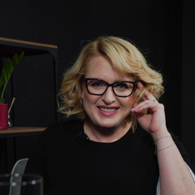 Také moderátorka naší talkshow Na kafeečko Miluše Bittnerová nosí dioptrické brýle. A moc jí sluší!