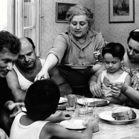 Ecce homo Homolka: Rodinka Homolkových je zvyklá užívat si každou neděli v přírodě. Jednoho dne se však rozjede kolotoč velkých i malých bouří, které zasáhnou všechny členy rodiny.