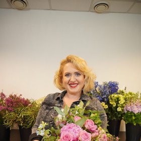 Kytice, které Romana Lískovcová vázala, byly půvabné a člověk by nerozeznal její práci od floristek, které mají zrak v pořádku.