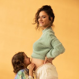 Eva Burešová říká, že její vlasy se v těhotenství chovají velmi specificky - samy od sebe se prý rovnají a ani kulma na ně dlouho nezabírá. Na focení si herečka nechala připravit lehké vlny.