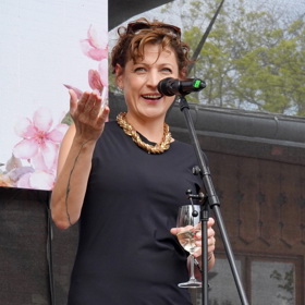 Stand-up komička Adéla Elbel je zároveň překladatelkou z nizozemštiny. Ve svých stand-upech většinou hodnotí muže a své vztahy s nimi.