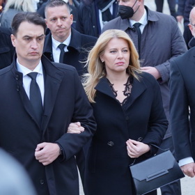 Zuzana Čaputová na pražských Olšanských hřbitovech, kde si nenechala ujít rozloučení s populárním slovenským zpěvákem Mirem Žbirkou.