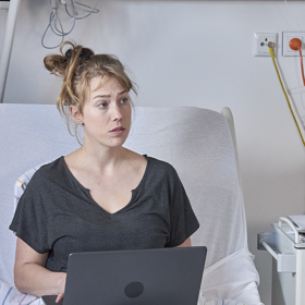 Gábina je pořád v nemocnici.