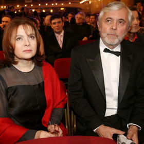 Manželé Josef Abrhám a Libuše Šafránková se dali dohromady v Činoherním klubu. Začátky jejich vztahu ale nebyly jednoduché, Josef tou dobou chodil se zpěvačkou Naďou Urbánkovou.