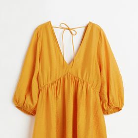 Tmavě žluté šaty s výstřihem do V. H&M, 599 Kč