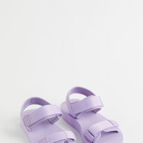 Světle fialové sandály z neoprenu. H&M, 499 Kč