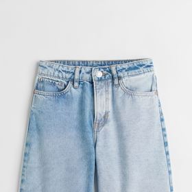 Letní džínové šortky. H&M, 499 Kč. 