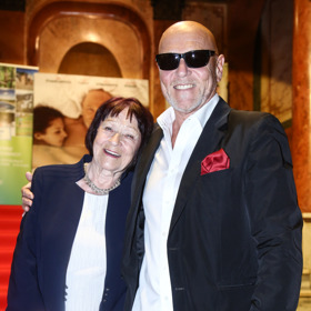 Marek Vašut pózuje se svou maminkou.