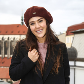 Dominika Býmová, divákům známá ze seriálu Most, rovněž čeká s manželem Erichem miminko. Pohlaví si prý nenechají říct předem, aby měli hezké překvapení.