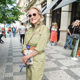 Vendula Pizingerová oblékla stejně jako Andrea Verešová overal, ovšem v barvě khaki. Vendula překvapila hnědými sandály a také mladistvým účesem, který jí ubírá roky.