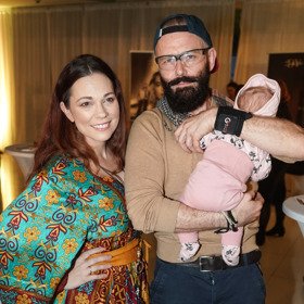 Zpěvačka Michaela Nosková se pouhé tři měsíce od porodu objevuje ve společnosti s partnerem Jindřichem Čandou a jejich novorozenou dcerkou. Ta dostala jméno Jasna Marianne.