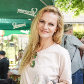 Iva Pazderková je vegetariánka a v posledních letech také propadla cvičení s osobním trenérem. V posilovně je každou chvíli a nebojí se ani fitness soutěží v bikinách.