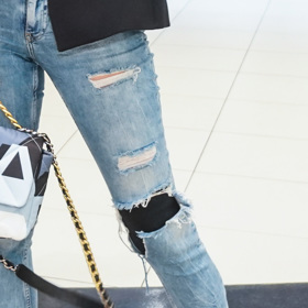 Na koleni měla Andrea Verešová zdravotní ortézu.