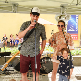 Své rodiče kluci často doprovázejí na společenské akce nebo koncerty. Rostou z nich budoucí muzikanti?