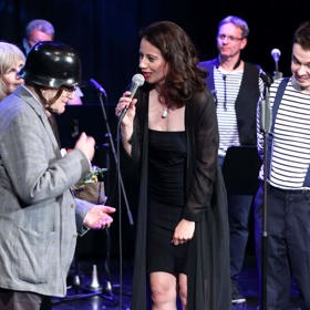 O dárek v podobě helmy se postarala zpěvačka Dáša Zázvůrková. Jiří Suchý je totiž sbírá.