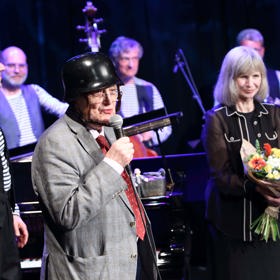 Jiří Suchý dostal od kolegů v závěru křtu nového alba německou helmu. Nechyběla ani Jirkova dlouholetá kolegyně Jitka Molavcová.