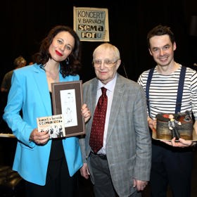 Koncert V barvách Semaforu se nesl ve vzpomínkách na slavné písně. Zpěvačka Dáša Zázvůrková pózuje s novým albem a také obrázkem, který maloval Jiří Suchý. Petr Macháček od ní pro změnu dostal ručně vyráběný dort.