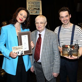 Dáša Zázvůrková pózuje s nově pokřteným albem, ale také obrázkem, který Jiří Suchý namaloval, a který teď našel nového majitele - Petra Macháčka (vpravo).