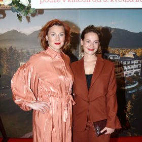 Lenka Krobotová a Anna Fialová na premiéře barevně ladily.