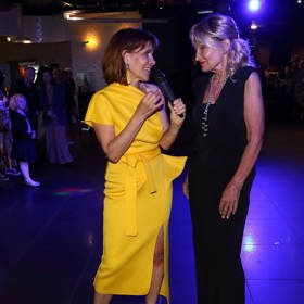 Glosátorka Zuzana Bubílková se stala hvězdou módní přehlídky Naty šaty. Uváděla ji herečka Michaela Dolinová (vlevo).