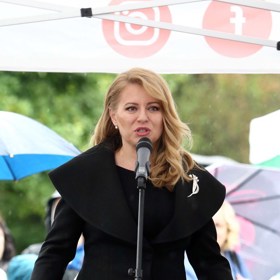 Uctít české a slovenské hrdiny operace Anthropoid přijela Zuzana Čaputová do Prahy v pátek 27. května 2022. Oblékla černý kostýmek se zajímavě střiženým sakem. 