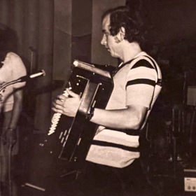 V časech, které popisuje zpěvačka Kateřina Bohatová se mladí lidé chodili bavit do kaváren nebo jazzových klubů. Dívky i chlapci řešili stejné problémy jako dnes.