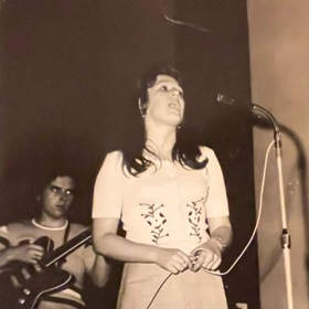 Maminka zpěvačky Kateřiny Bohatové byla opravdu kočka - dlouhé nohy se nebála ukázat ani v minisukni.