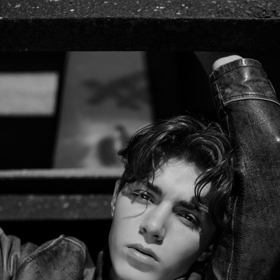 Zpěvák Simon Opp jako by mu z oka vypadl. Jsou ovšem i tací, jimž připomíná Leonarda DiCapria či Johnnyho Deppa za mlada.