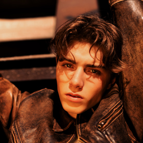 Devatenáctiletý student zdrávky Simon Opp je neskutečně podobný americkému herci Jamesi Deanovi.