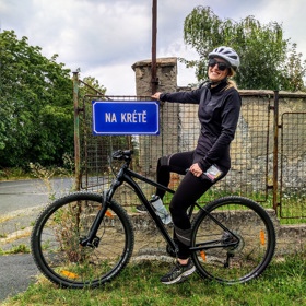 Ve volném čase se Lenka Špillarová věnuje sportu.