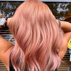 Ženy okolo pětatřiceti mají výhodu, že si mohou dovolit téměř jakýkoliv účes. 