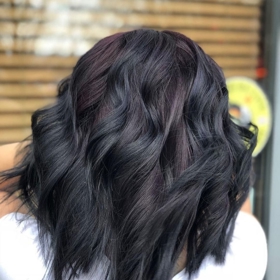 Ženy okolo pětatřiceti mají výhodu, že si mohou dovolit téměř jakýkoliv účes. 