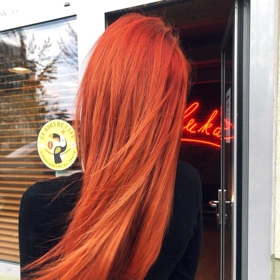 Čím dál více žen si nechává vlasy na zrzavou přebarvovat. 