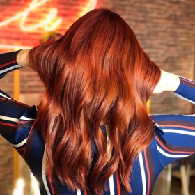 Čím dál více žen si nechává vlasy na zrzavou přebarvovat. 