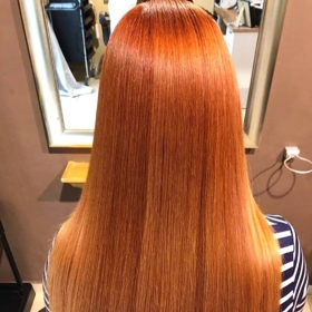 Čím dál více žen si nechává vlasy na zrzavou přebarvovat. 