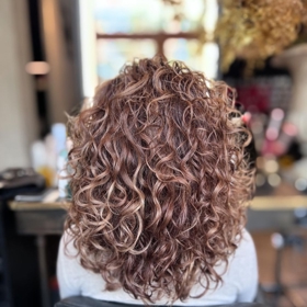 Rozhodně by ale ženy s kudrnatými vlasy měly do péče o svou hřívu zařadit repair a smooth přípravky.