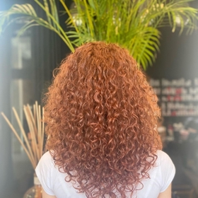 Základem péče o všechny vlasy, tedy nejen o ty kudrnaté, je dle českých kadeřníků výběr vhodné kvalitní vlasové kosmetiky.