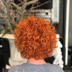 Jak vytvořit účes, který vydrží celý den? Které produkty pomáhají s objemem a jak vlasy nezatížit?