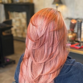 Jak vytvořit účes, který vydrží celý den? Které produkty pomáhají s objemem a jak vlasy nezatížit?