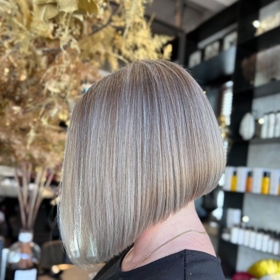 Ženám okolo padesátky sluší téměř všechny účesy. Tedy především ty, ve kterých se samy cítí krásné. 