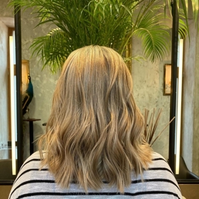 Jak vytvořit účes, který vydrží celý den? Které produkty pomáhají s objemem a jak vlasy nezatížit?