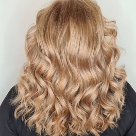 Jak vytvořit účes, který vydrží celý den? Které produkty pomáhají s objemem a jak vlasy nezatížit?