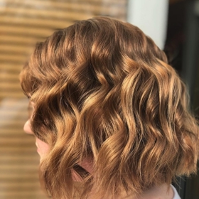 Trendy vlnité mikádo v hnědém odstínu.