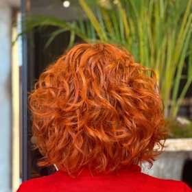 Kombinace smyslné zrzavé barvy a hravého kudrnatého mikáda působí skutečně skvěle.